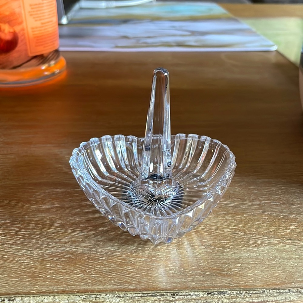 Crystal ring holder